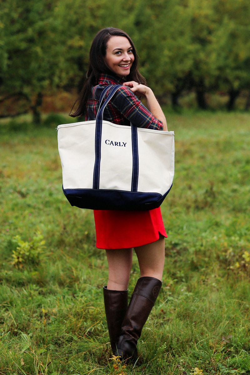 Connecticut lifestyle blogger Carly Heitlinger carries the LL Bean Large Boat and Tote