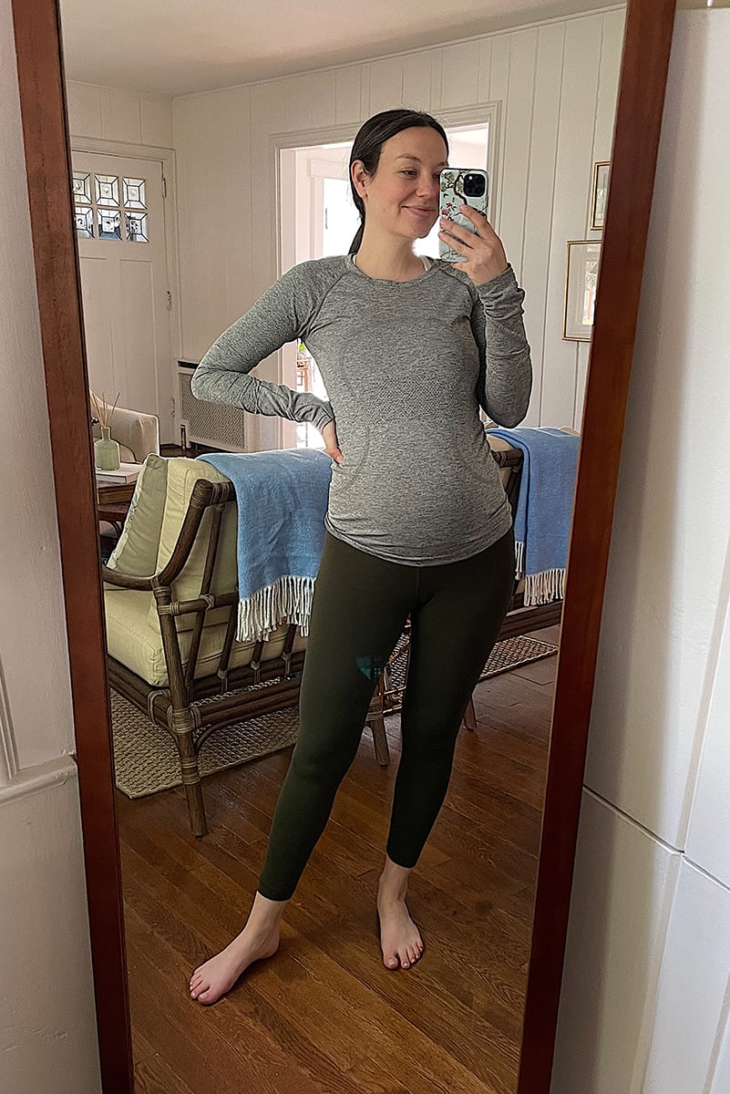 pregnancy mirror selfie