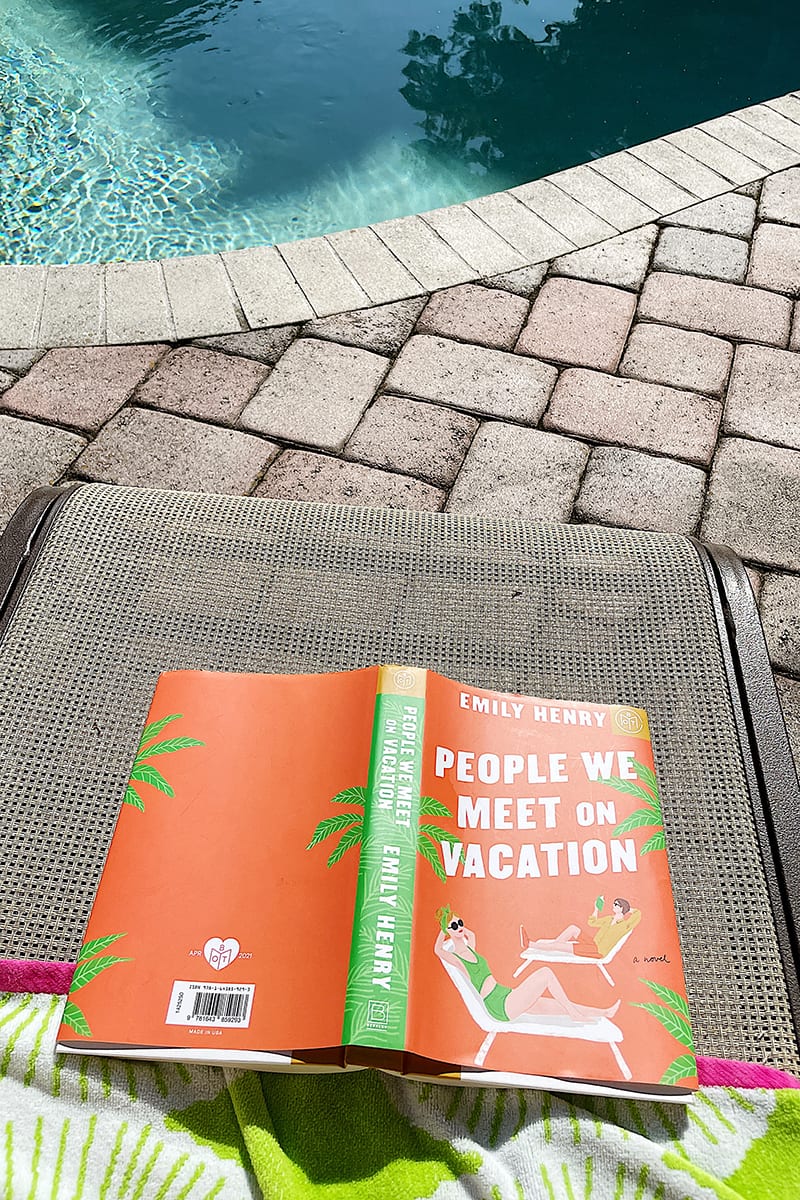 WHAT I READ IN APRIL 2021 | EOPLE WE MEET ON VACATION by Emily Henry